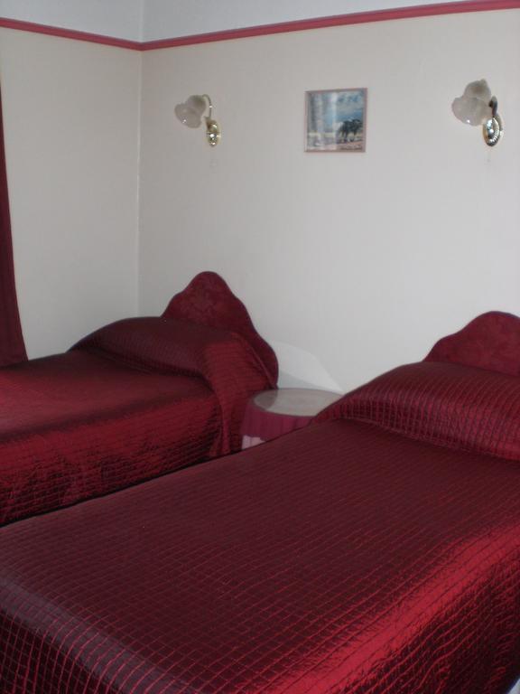 Melville Lodge Gatwick 홀리 객실 사진