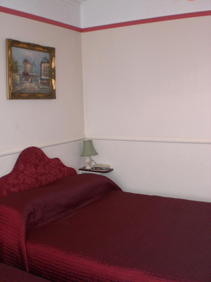 Melville Lodge Gatwick 홀리 객실 사진